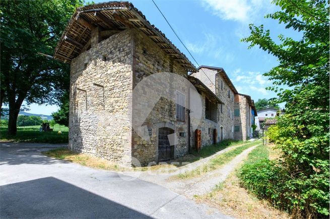 Casa bi/trifamiliare in residenziale in