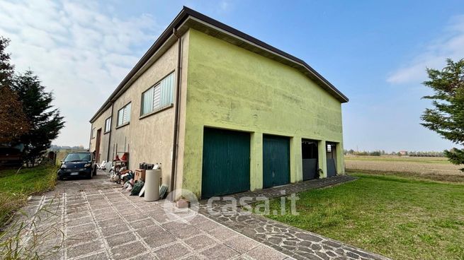 Capannone in commerciale in 