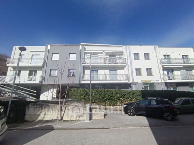 Ufficio in commerciale in Via Isca del Pioppo