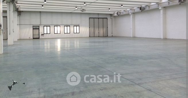 Capannone in commerciale in Via Vecchia di Pontedera 22