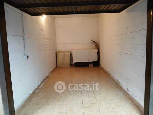 Box/posto auto in residenziale in Via Europa 8