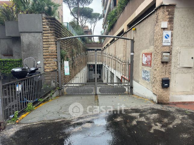 Garage/posto auto in residenziale in Via Guido de Ruggiero 81