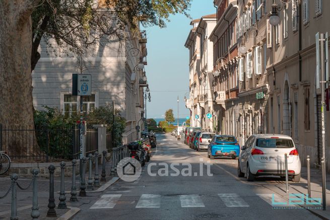 Attivitã /licenza (con o senza mura) in commerciale in Via dell'Annunziata 6 /c/125