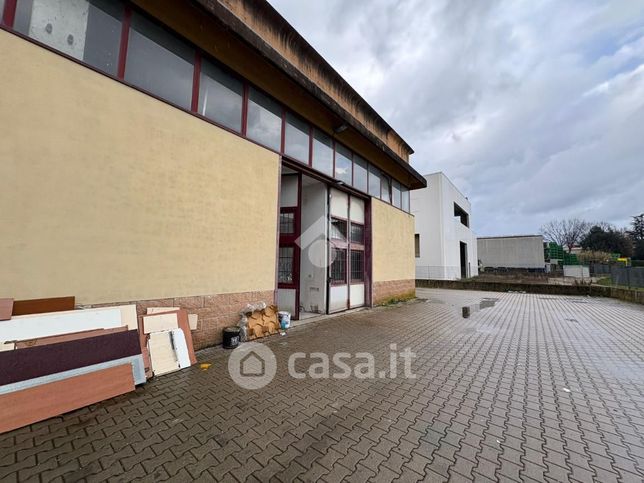 Capannone in commerciale in Via E. Berlinguer