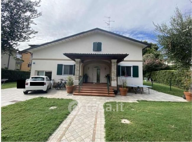 Villa in residenziale in Via Puccini 7