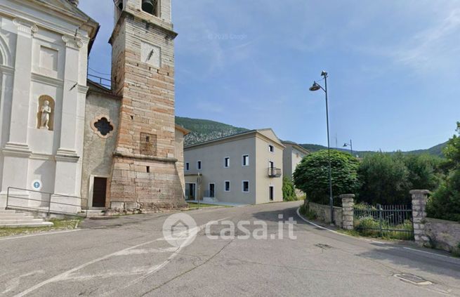 Negozio/locale commerciale in commerciale in Via Valle