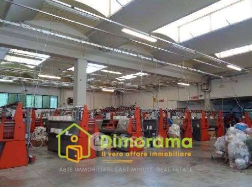 Capannone in commerciale in 