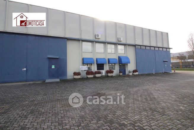 Capannone in commerciale in Via Cesare Cerallo 9