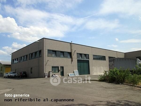 Capannone in commerciale in 