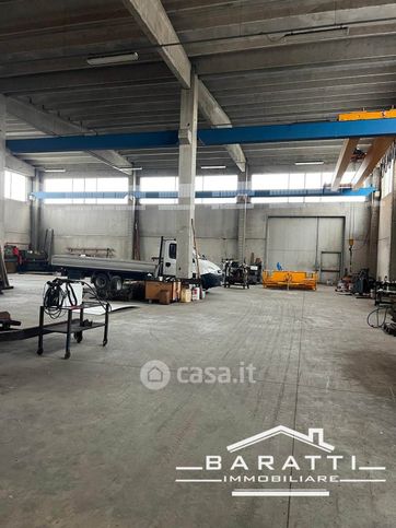 Capannone in commerciale in 
