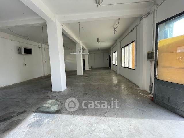 Capannone in commerciale in 