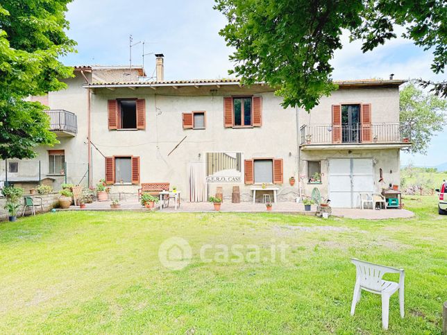 Casa bi/trifamiliare in residenziale in 