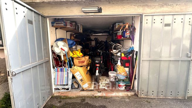 Box/posto auto in residenziale in Via delle ginestre 2