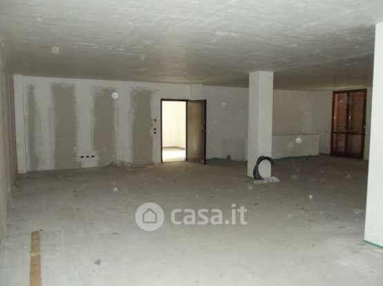 Ufficio in commerciale in Via Milano 63