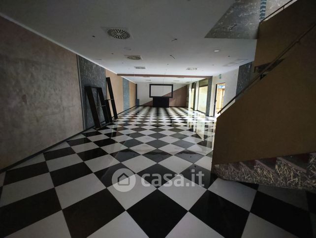 Capannone in commerciale in Piazza Boves 3