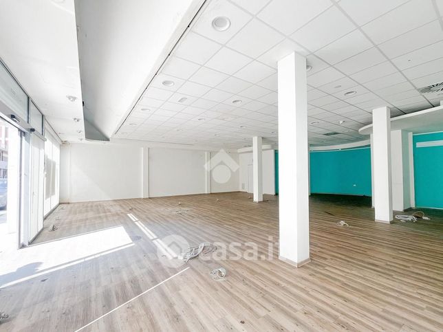 Ufficio in commerciale in Viale Cialdini 1