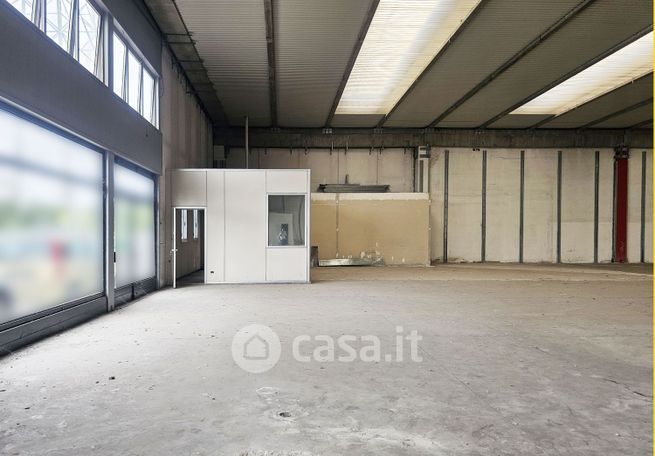 Capannone in commerciale in Via Eridano