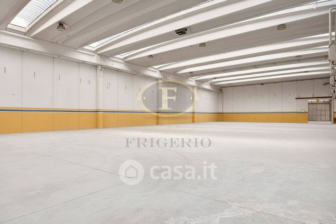 Capannone in commerciale in Via Gianfranco Miglio