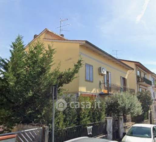 Casa bi/trifamiliare in residenziale in Via Como 37