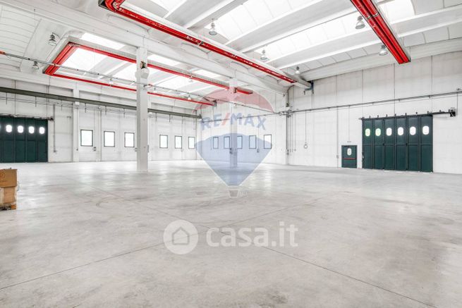 Capannone in commerciale in Via 2 Giugno 13
