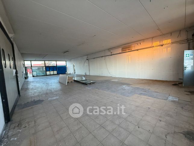 Capannone in commerciale in Via Dott. F. Garofoli 264