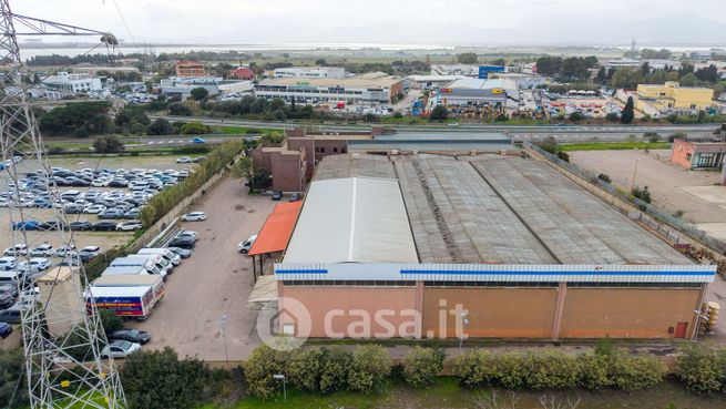 Capannone in commerciale in Via Mario Betti