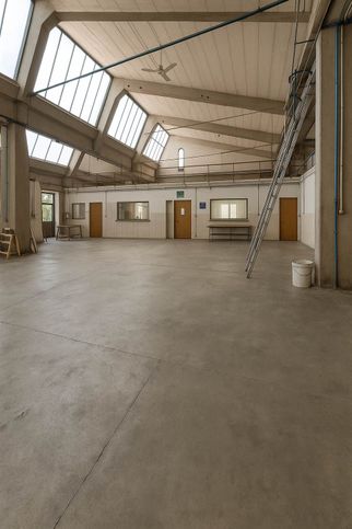Capannone in commerciale in