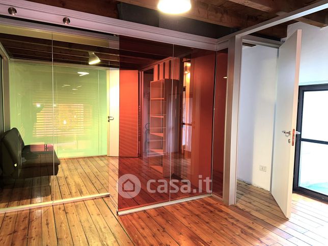 Capannone in commerciale in Via Luigi Pasteur 5