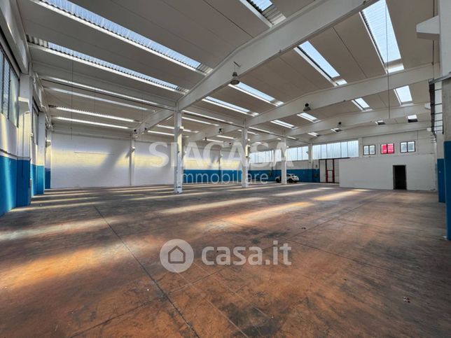 Capannone in commerciale in 