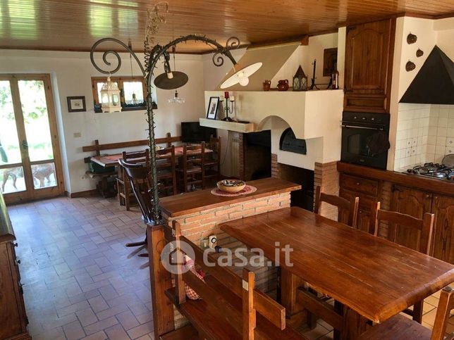 Casa indipendente in residenziale in 