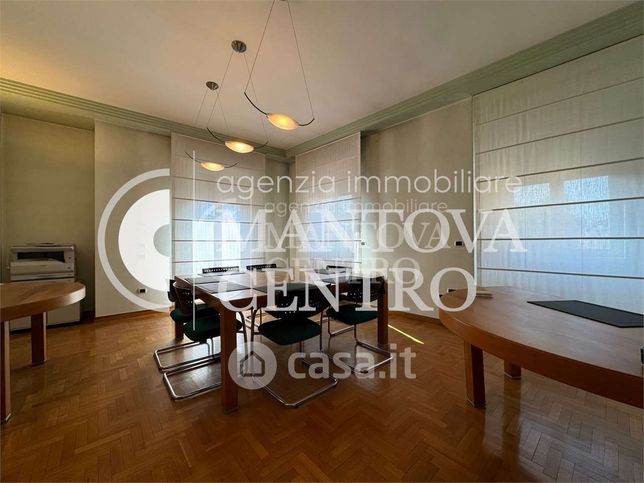 Ufficio in commerciale in 