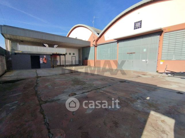 Capannone in commerciale in Via Mario Greppi 16