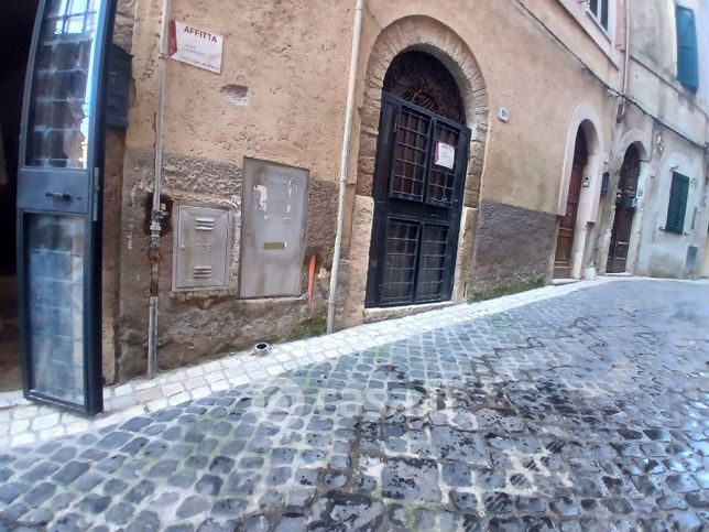 Negozio/locale commerciale in commerciale in Via Sante Viola 12