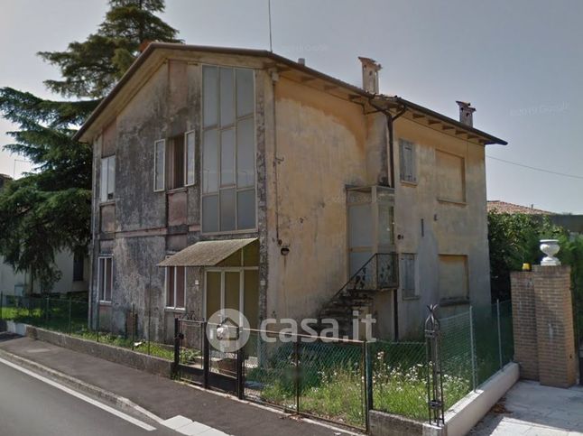 Rustico/casale in residenziale in Via Don Primo Mazzolari 1