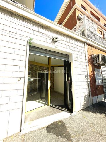Negozio/locale commerciale in commerciale in Via di Monte Verde 106 b