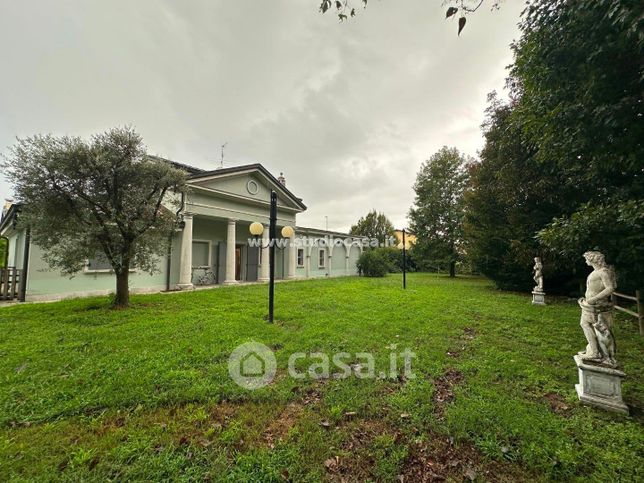 Villa in residenziale in 