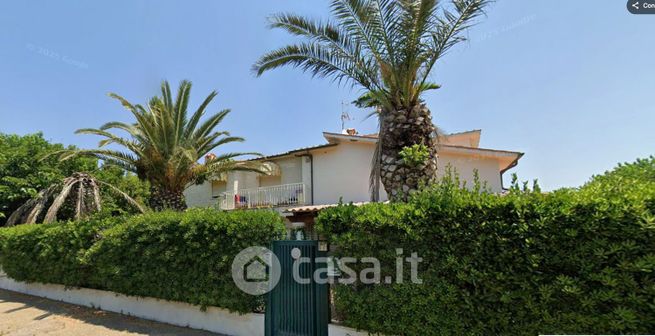 Villa in residenziale in Viale Viareggio