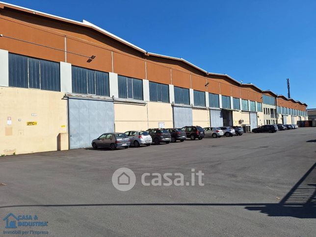 Capannone in commerciale in Via Brianza
