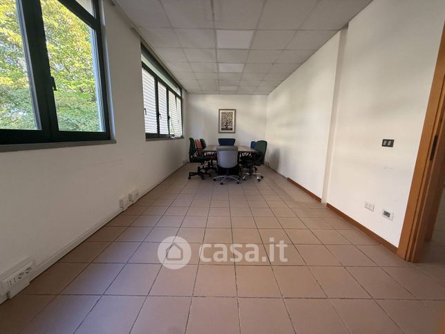 Ufficio in commerciale in Via del Lido