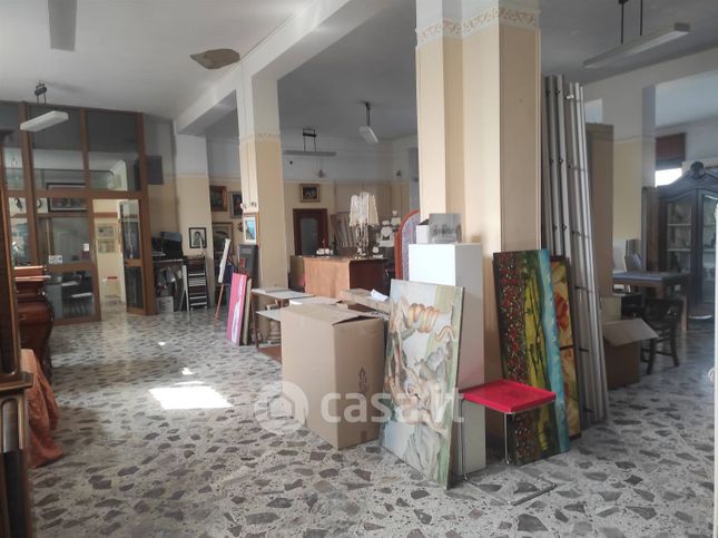 Capannone in commerciale in 