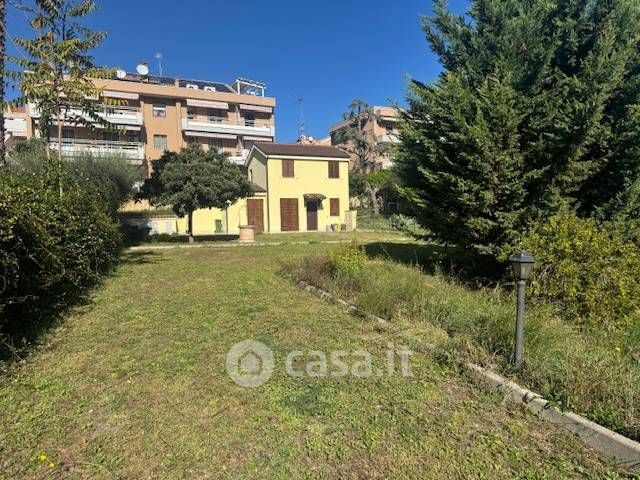 Casa indipendente in residenziale in Via Luciano Manara 92