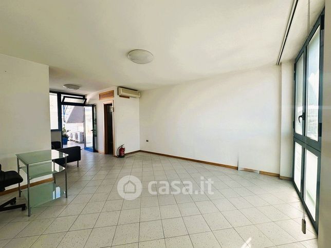 Ufficio in commerciale in Via Michele Coppino