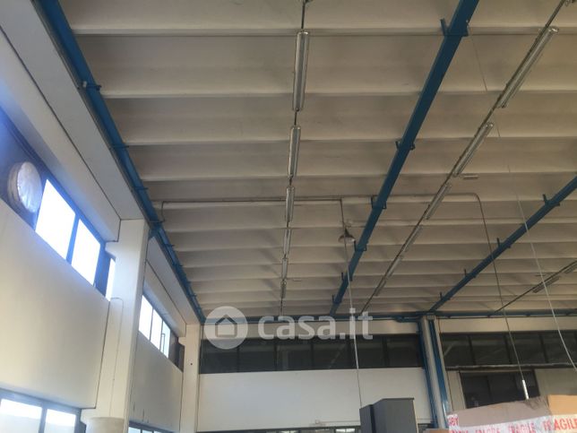 Capannone in commerciale in Via Caduti Sul Lavoro