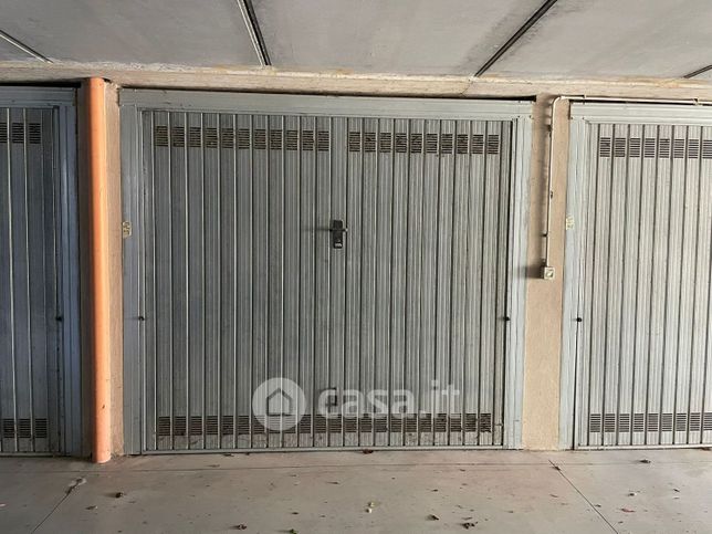 Box/posto auto in residenziale in Via San Zeno