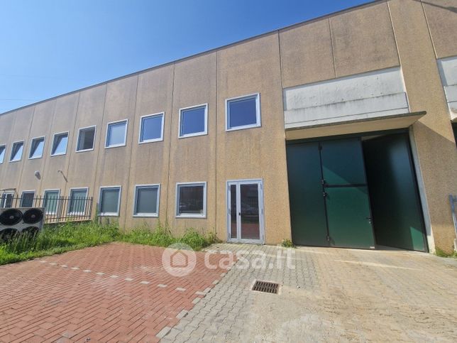 Capannone in commerciale in Via Monte Grappa 40