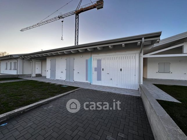 Casa bi/trifamiliare in residenziale in 