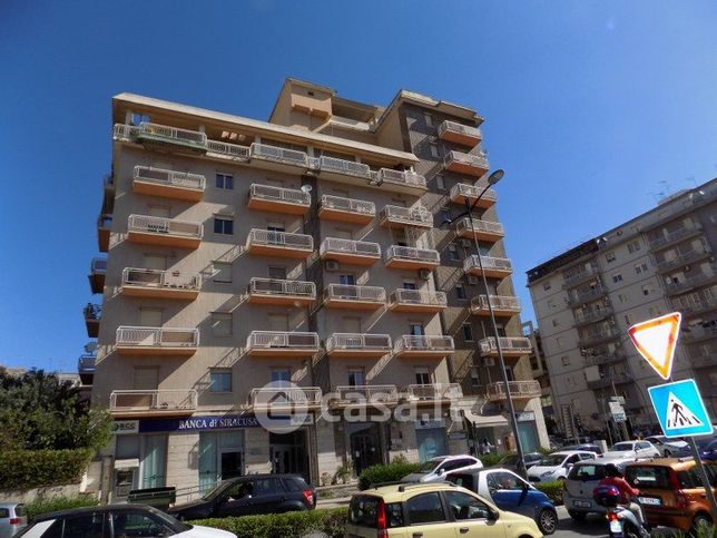Negozio/locale commerciale in commerciale in Viale Teracati