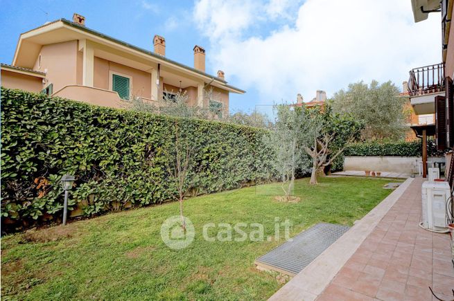 Appartamento in residenziale in Via G.B. Caracciolo 10