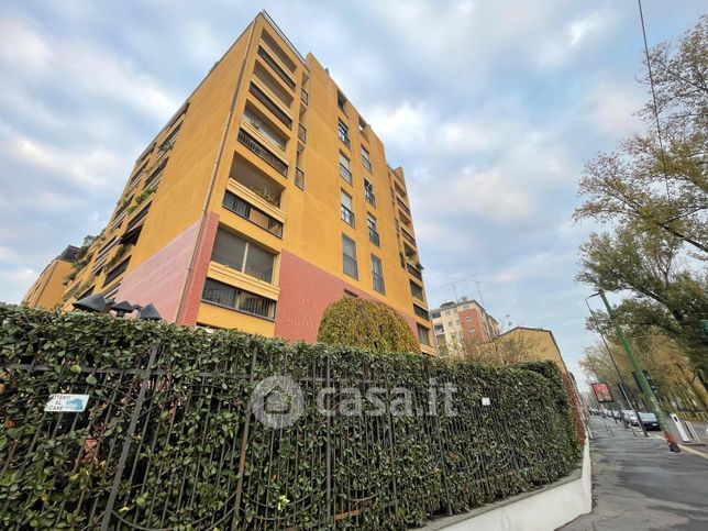 Box/posto auto in residenziale in Viale Vincenzo Lancetti 40