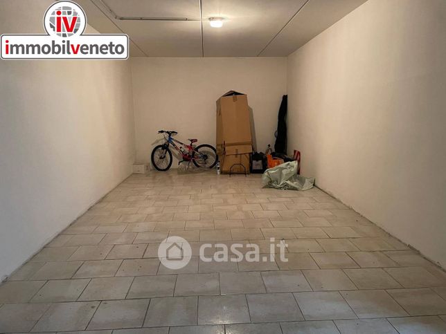 Garage/posto auto in residenziale in Via Roma 52